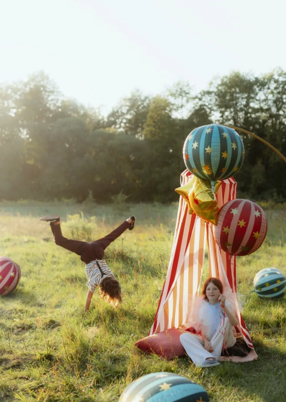 PartyDeco Balon foliowy Piłka w gwiazdki - czerwona, 75 cm > Balony Foliowe