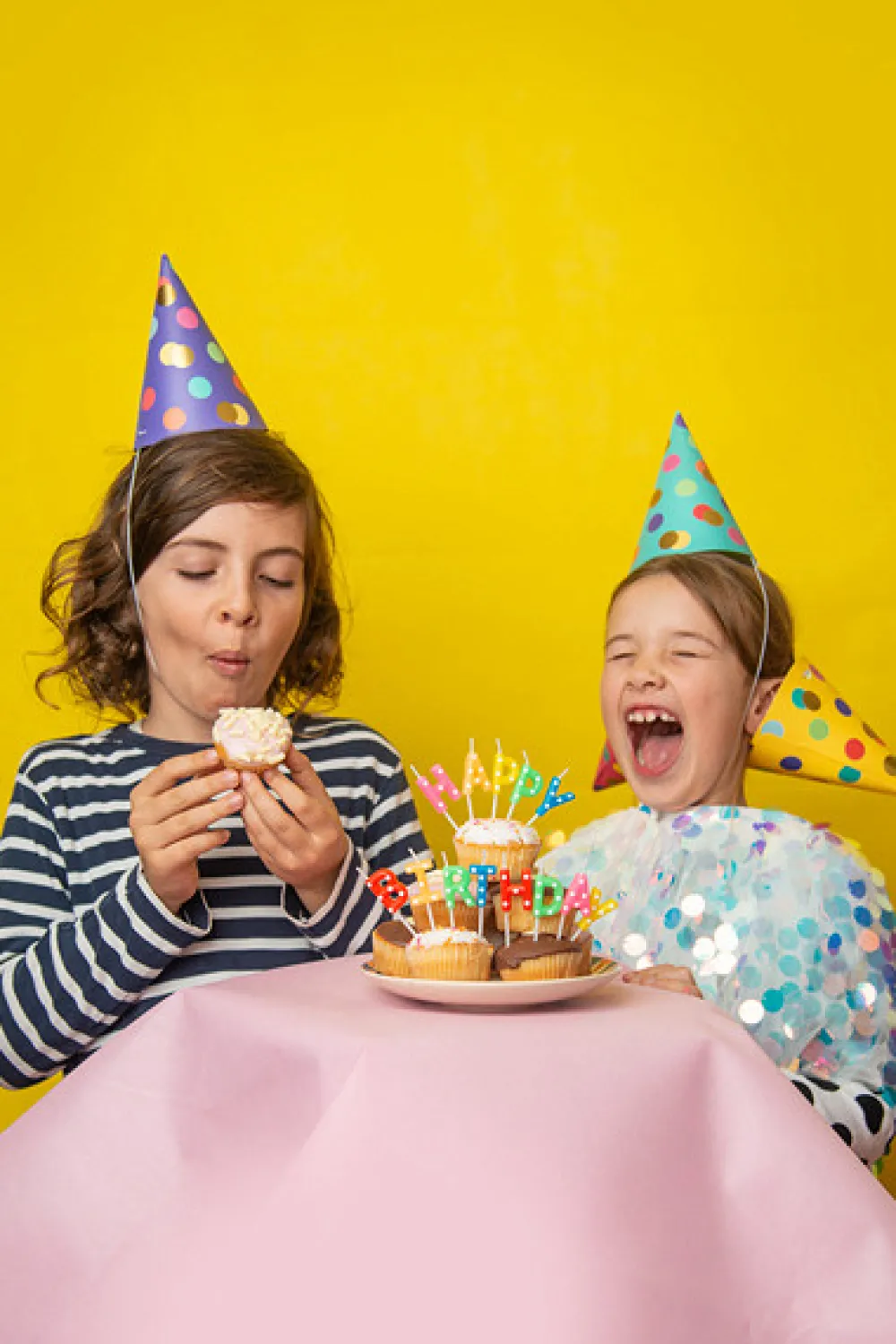 PartyDeco Czapeczki papierowe w kropki - kolorowe, 6 szt. > Maski, Korony I Czapeczki