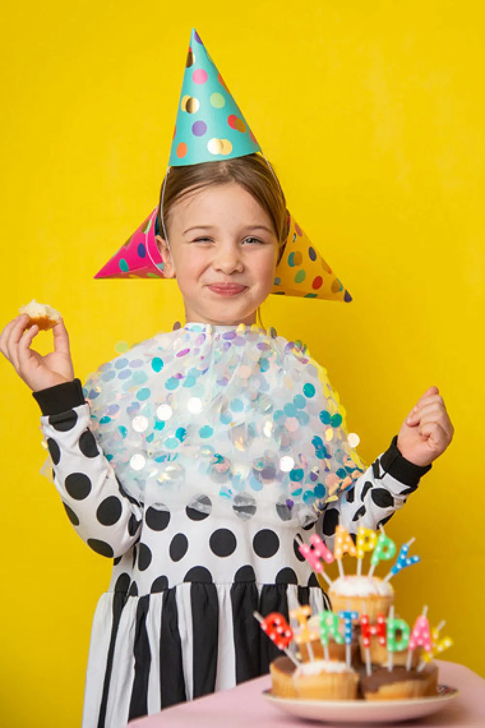PartyDeco Czapeczki papierowe w kropki - kolorowe, 6 szt. > Maski, Korony I Czapeczki