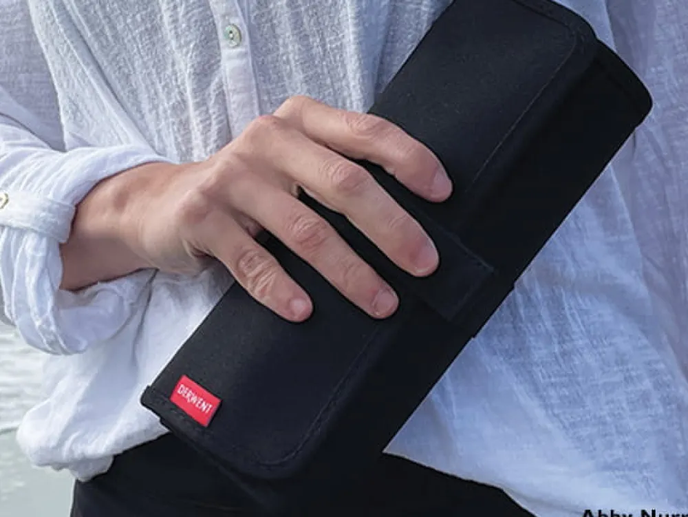 Derwent Piórnik materiałowy Pencil Wrap - - czarny > Akcesoria