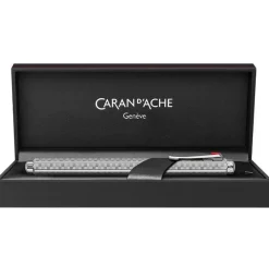 Caran d'Ache Pióro wieczne Ecridor Damier w etui - - Platinum M ><noscript><img width=