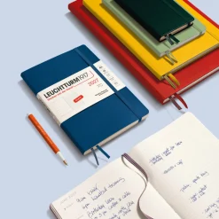 Leuchtturm1917 Planer tygodniowy z notatnikiem w kropki 2027 – – Cherry A5 ><noscript><img width=